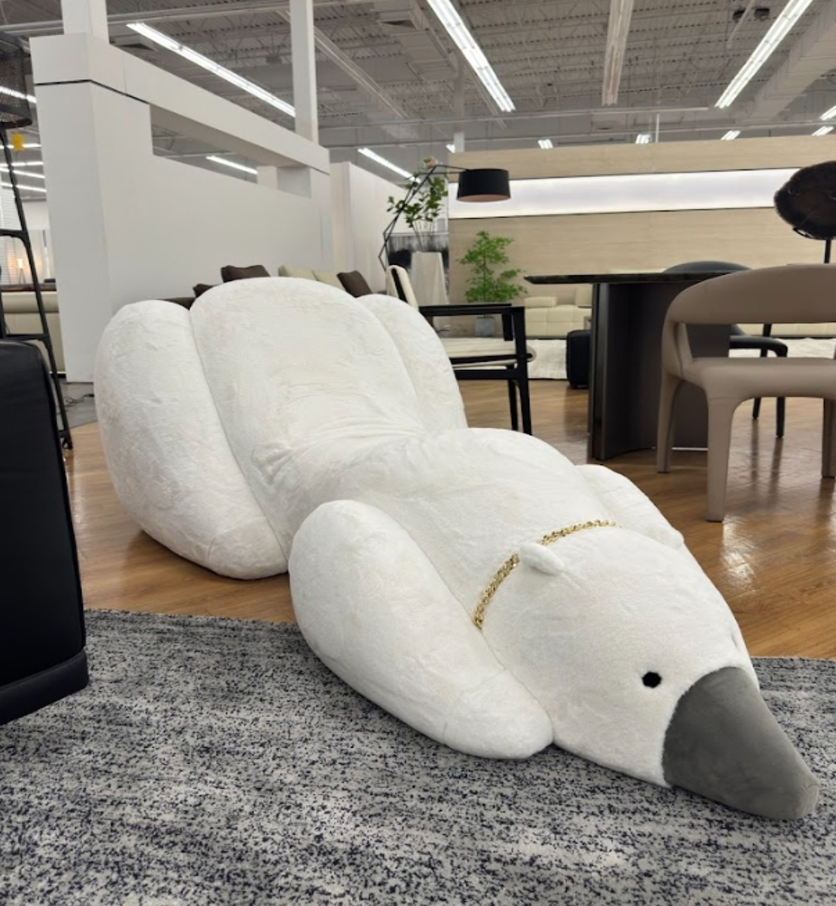 polarbear in Kochi ✨ ルイヴィトン　ラ アルティモン Polar Bear Lounger – LV Furniture Collection